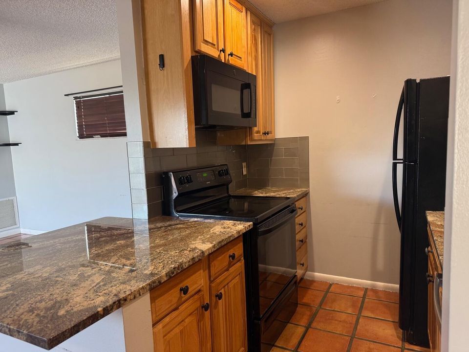 For Sale: $169,500 (2 beds, 2 baths, 863 Square Feet)