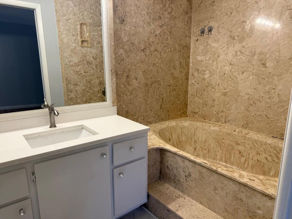 For Sale: $169,500 (2 beds, 2 baths, 863 Square Feet)