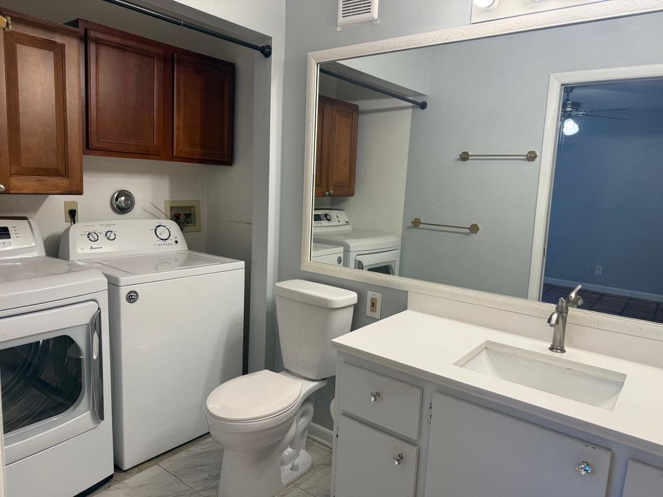 For Sale: $169,500 (2 beds, 2 baths, 863 Square Feet)