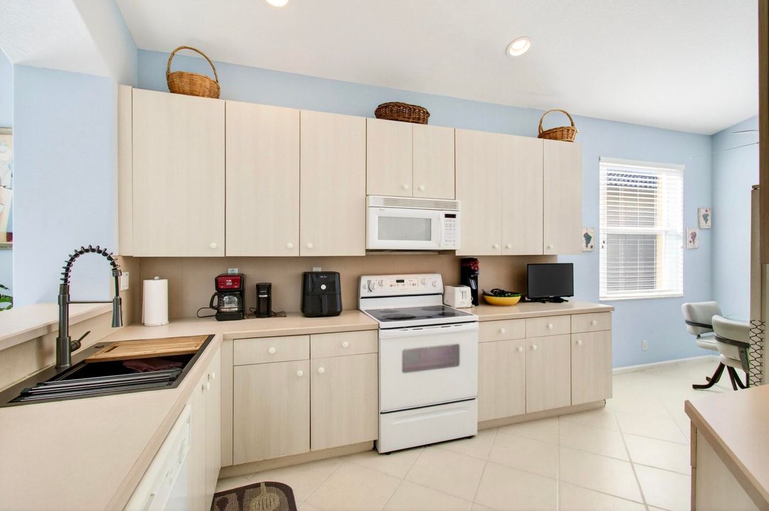 For Sale: $400,000 (3 beds, 2 baths, 1526 Square Feet)