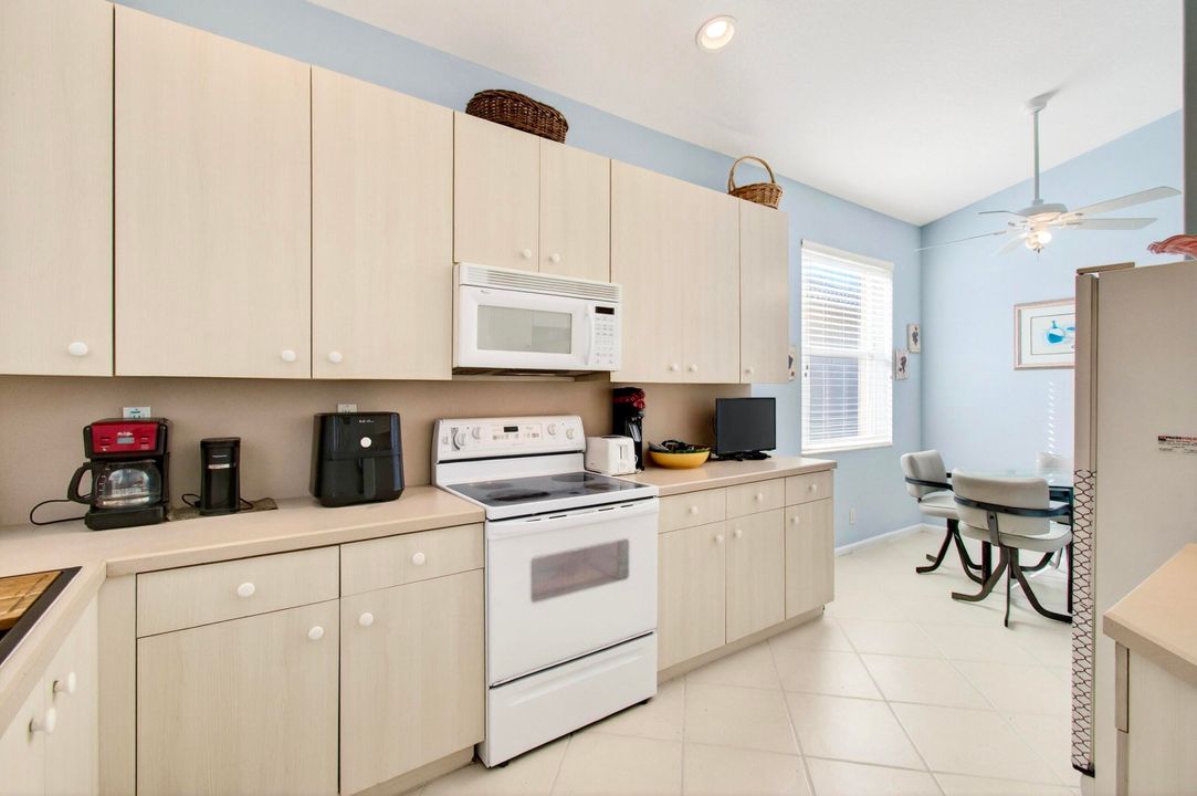 For Sale: $400,000 (3 beds, 2 baths, 1526 Square Feet)
