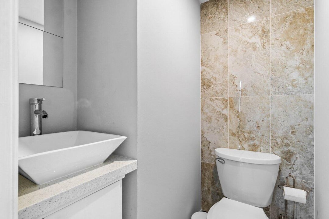 For Sale: $525,000 (2 beds, 1 baths, 945 Square Feet)