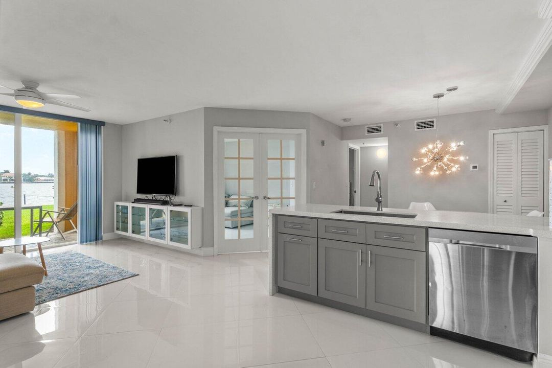 For Sale: $525,000 (2 beds, 1 baths, 945 Square Feet)