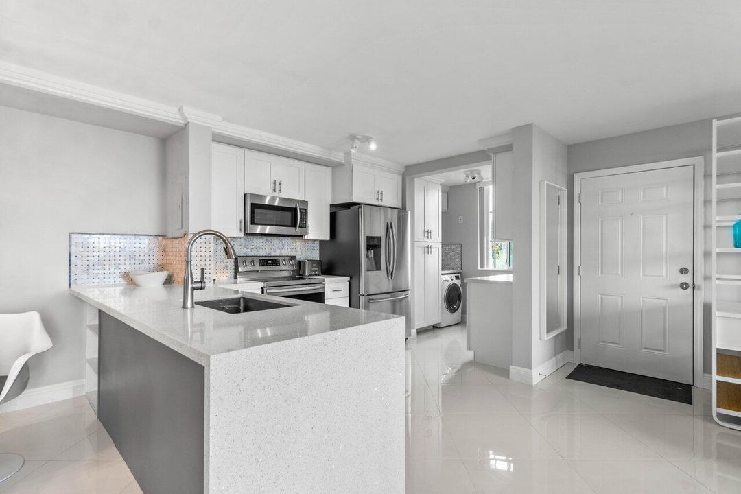 For Sale: $525,000 (2 beds, 1 baths, 945 Square Feet)