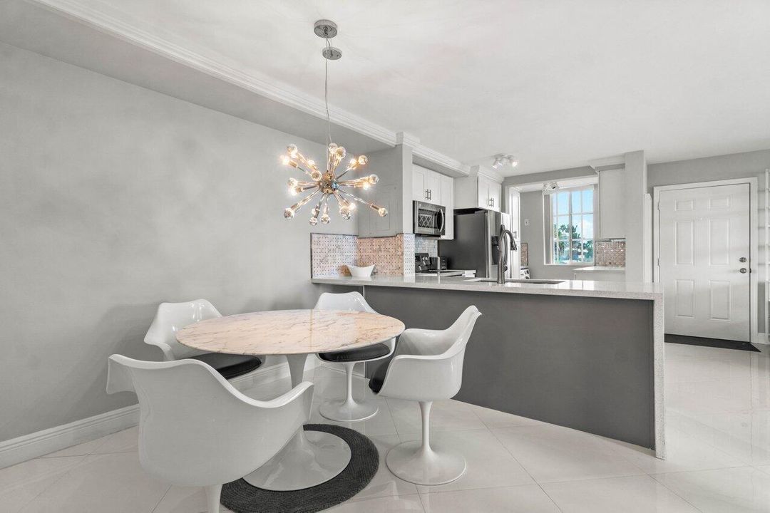 For Sale: $525,000 (2 beds, 1 baths, 945 Square Feet)