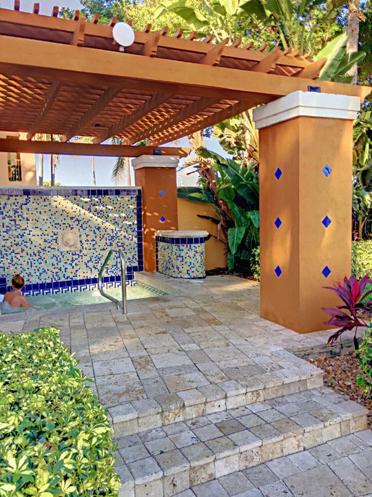 For Sale: $525,000 (2 beds, 1 baths, 945 Square Feet)