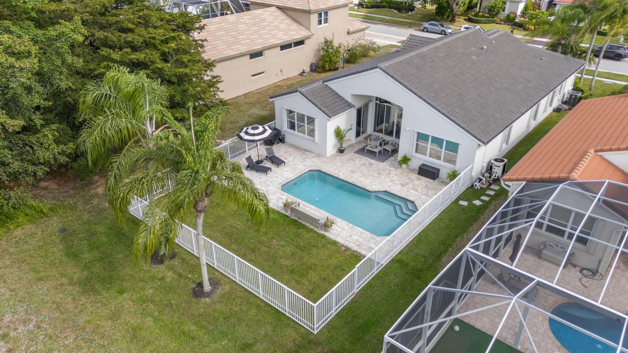 Activo con contrato: $985,000 (4 camas, 2 baños, 2339 Pies cuadrados)