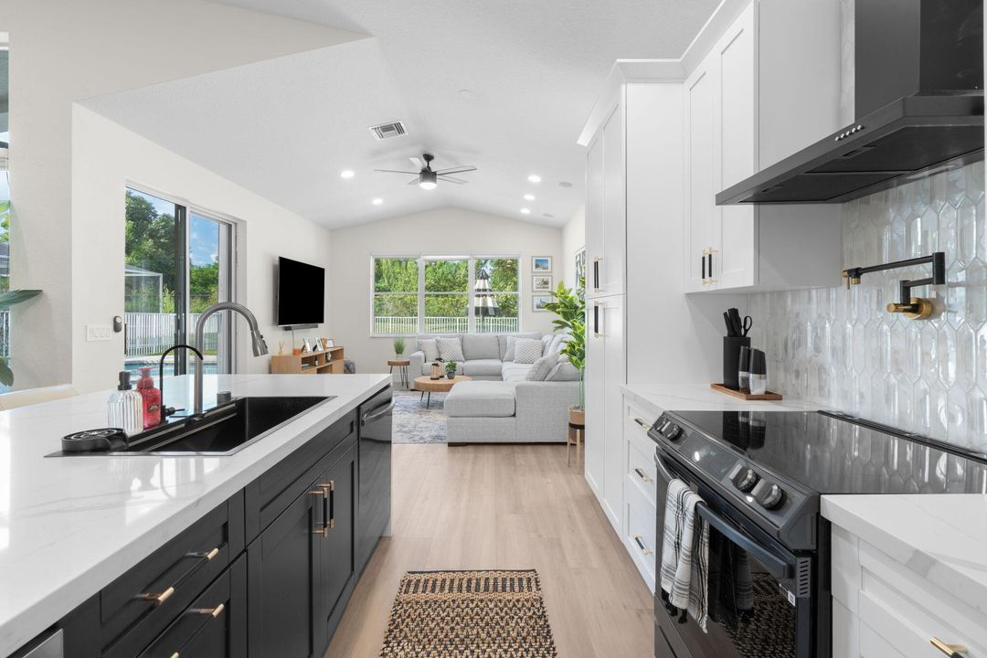 Activo con contrato: $985,000 (4 camas, 2 baños, 2339 Pies cuadrados)