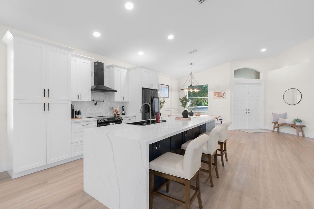 Activo con contrato: $985,000 (4 camas, 2 baños, 2339 Pies cuadrados)