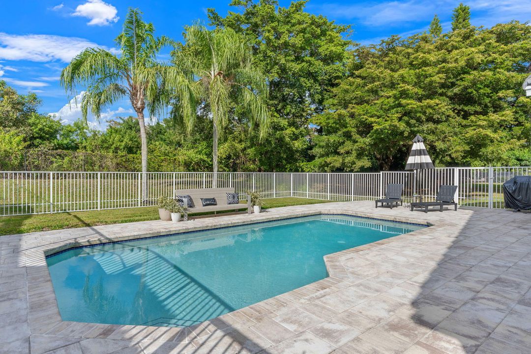 Activo con contrato: $985,000 (4 camas, 2 baños, 2339 Pies cuadrados)