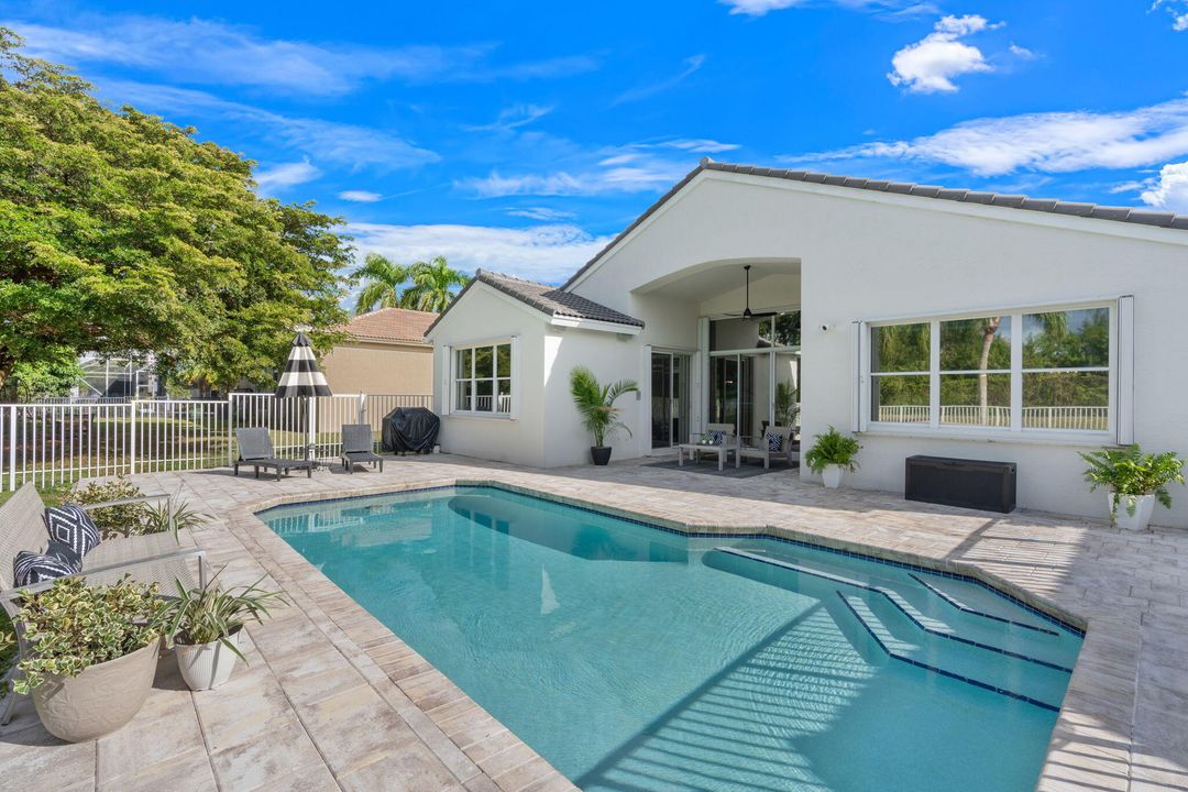 Activo con contrato: $985,000 (4 camas, 2 baños, 2339 Pies cuadrados)