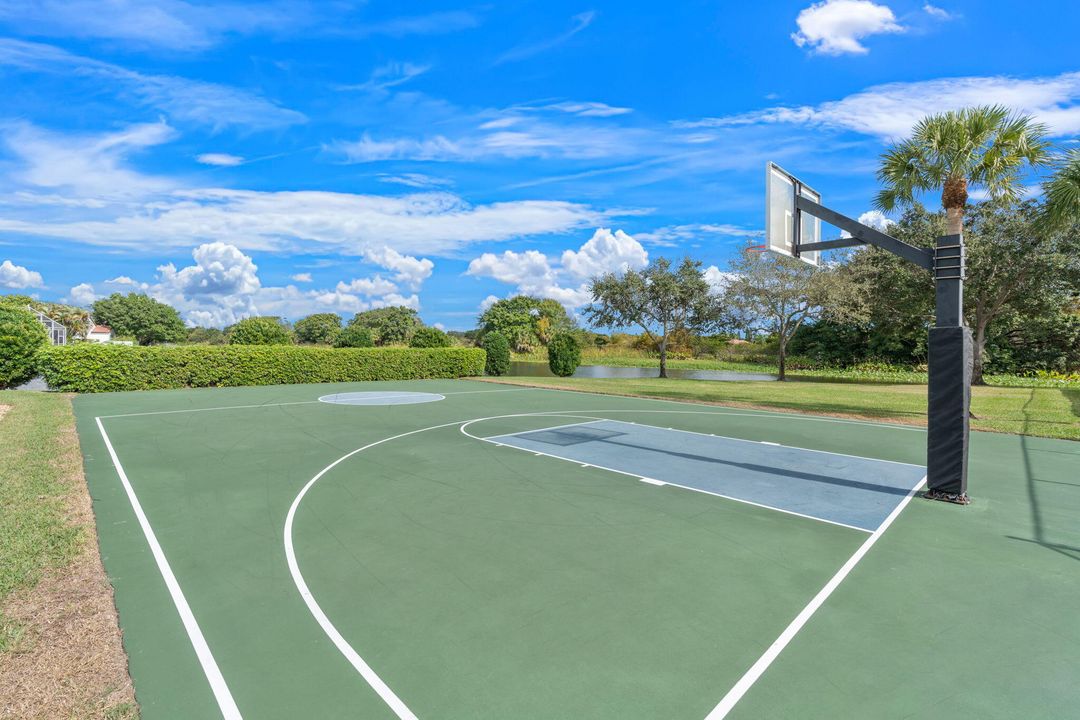 Activo con contrato: $985,000 (4 camas, 2 baños, 2339 Pies cuadrados)