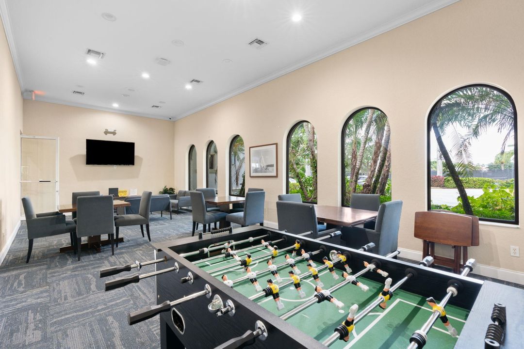 Activo con contrato: $985,000 (4 camas, 2 baños, 2339 Pies cuadrados)