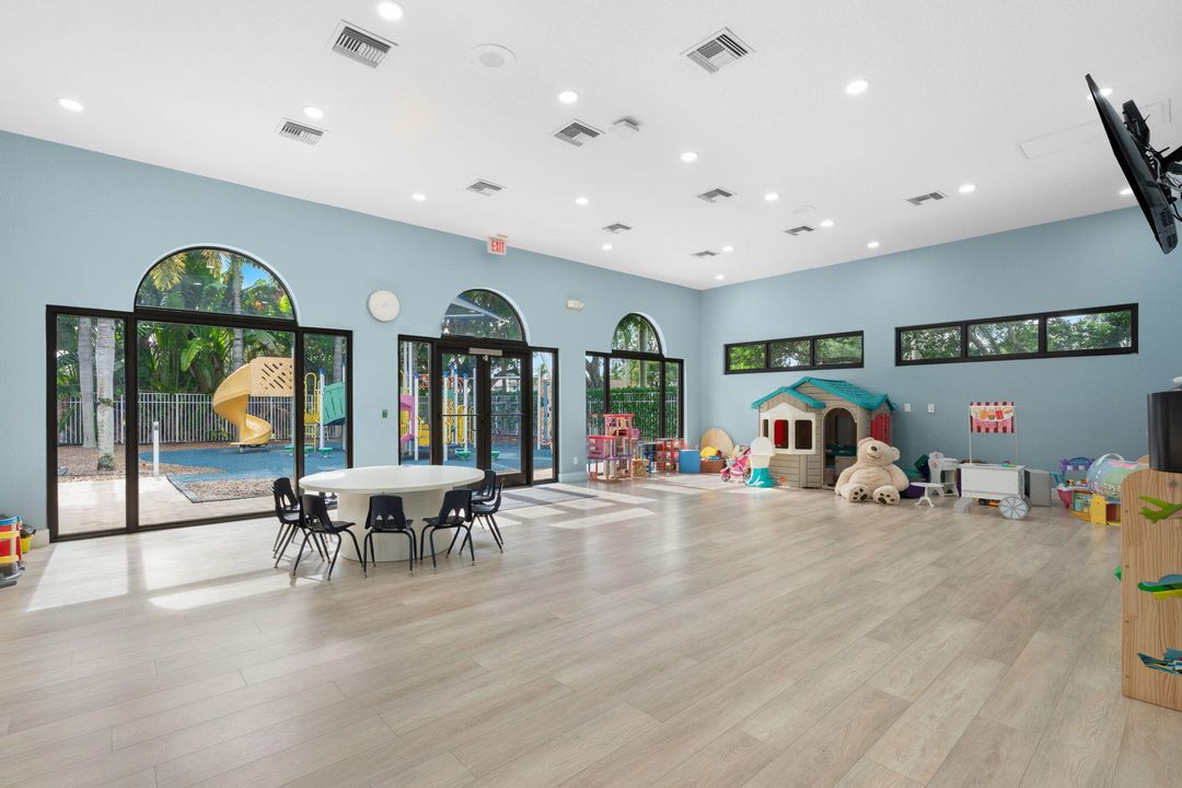 Activo con contrato: $985,000 (4 camas, 2 baños, 2339 Pies cuadrados)