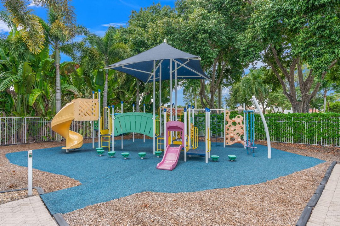 Activo con contrato: $985,000 (4 camas, 2 baños, 2339 Pies cuadrados)