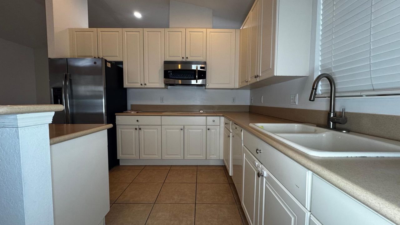 В аренду: $2,600 (3 спален, 2 ванн, 2182 Квадратных фут)