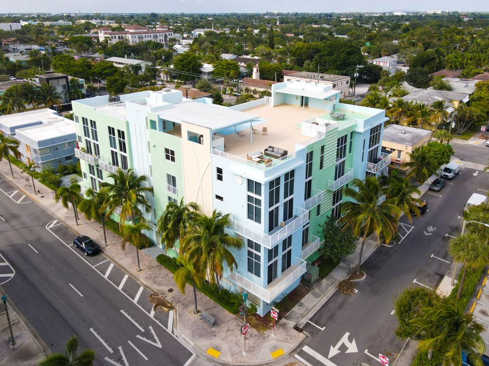 For Sale: $780,000 (2 beds, 2 baths, 2040 Square Feet)