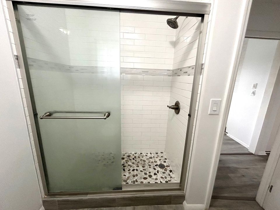 For Rent: $1,425 (1 beds, 1 baths, 611 Square Feet)