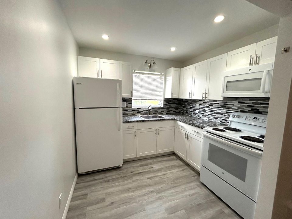 For Rent: $1,425 (1 beds, 1 baths, 611 Square Feet)