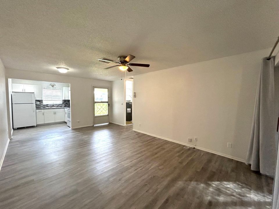 For Rent: $1,425 (1 beds, 1 baths, 611 Square Feet)