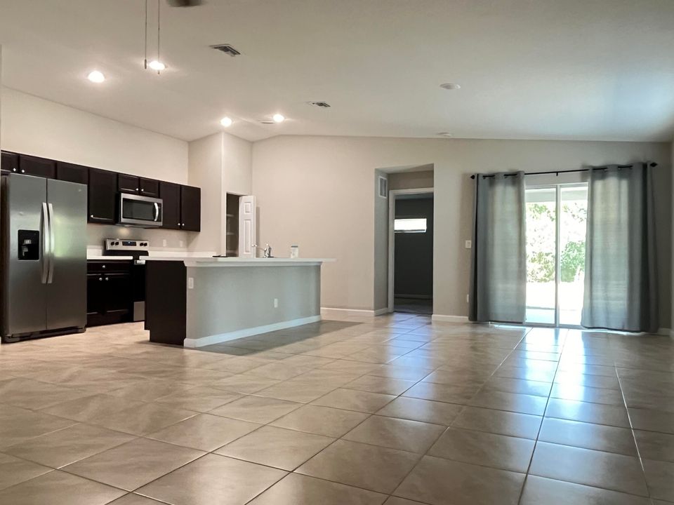 出租: $2,500 (4 贝兹, 2 浴室, 1833 平方英尺)