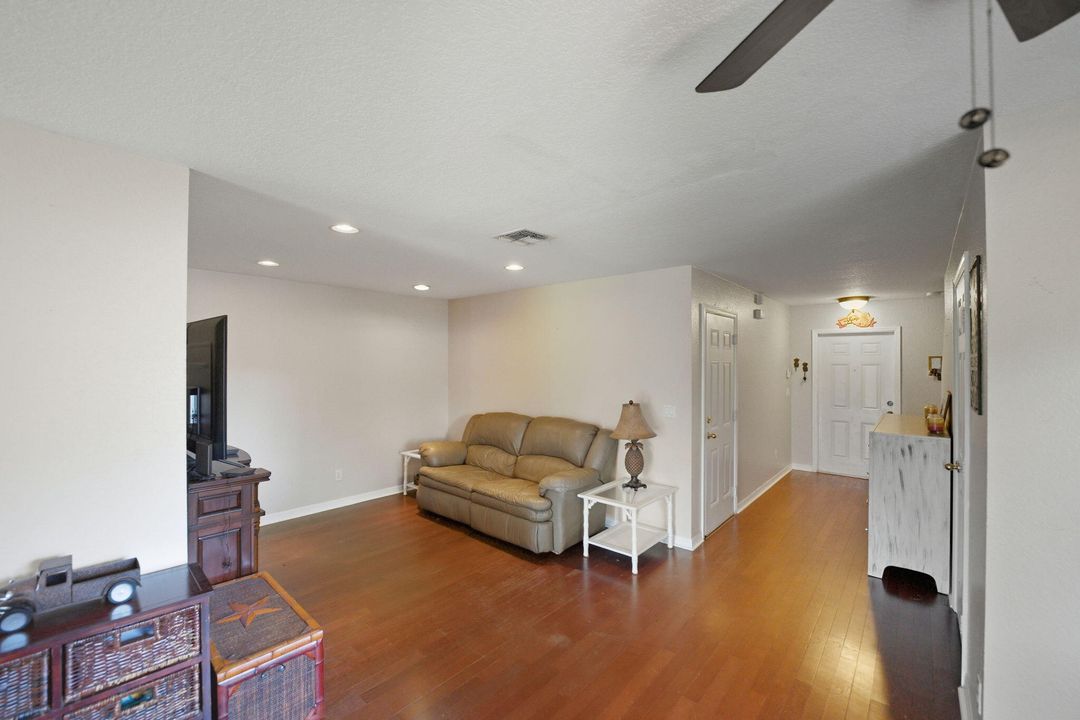 For Sale: $299,900 (3 beds, 2 baths, 1820 Square Feet)