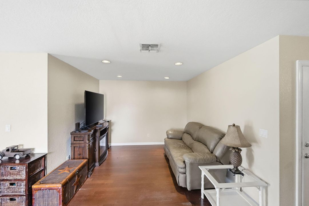For Sale: $299,900 (3 beds, 2 baths, 1820 Square Feet)