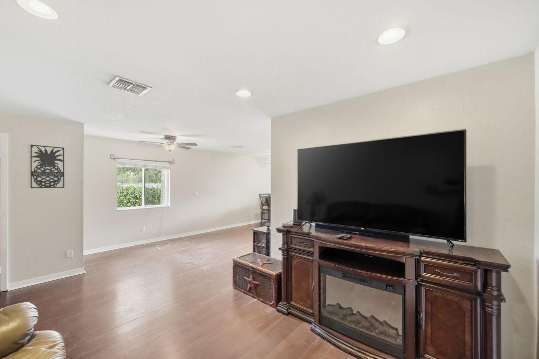 For Sale: $299,900 (3 beds, 2 baths, 1820 Square Feet)