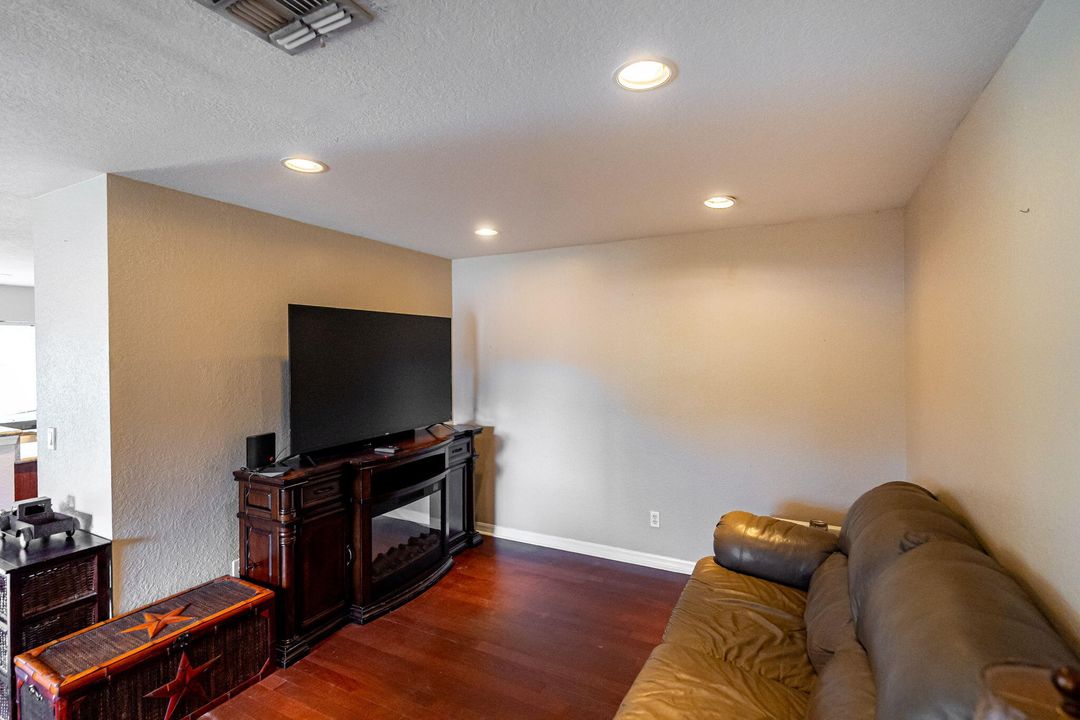 For Sale: $299,900 (3 beds, 2 baths, 1820 Square Feet)