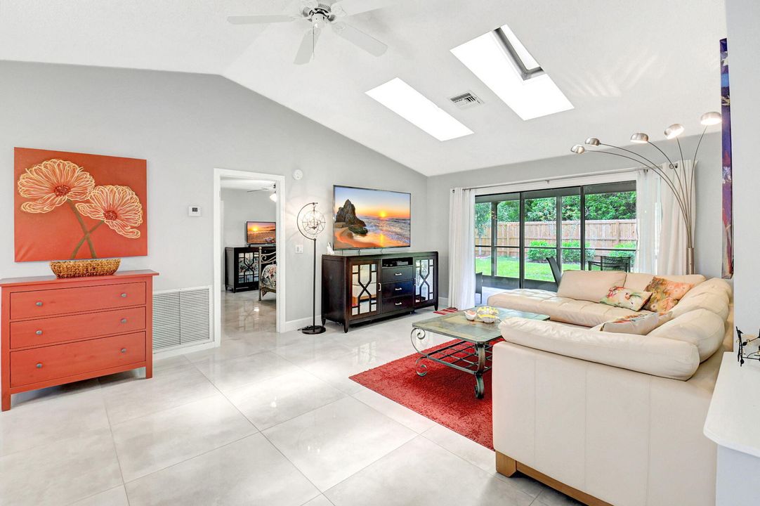 For Rent: $3,400 (3 beds, 2 baths, 1216 Square Feet)