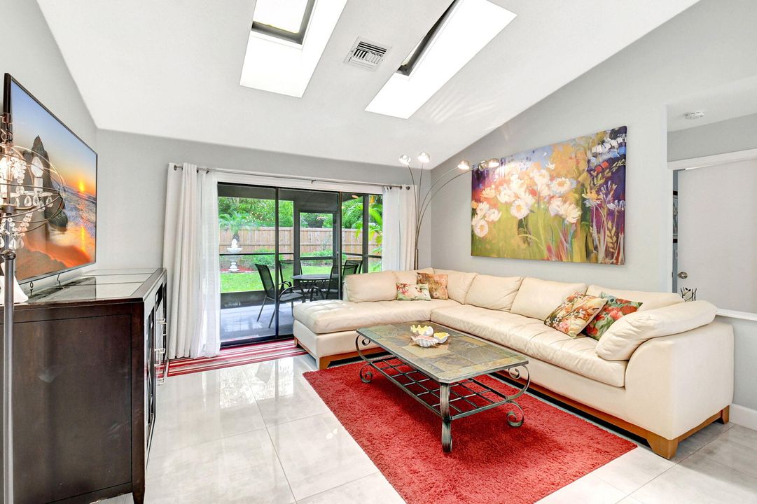 For Rent: $3,400 (3 beds, 2 baths, 1216 Square Feet)