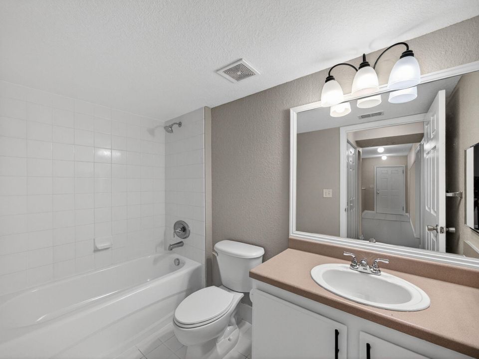 For Rent: $2,100 (3 beds, 2 baths, 1321 Square Feet)