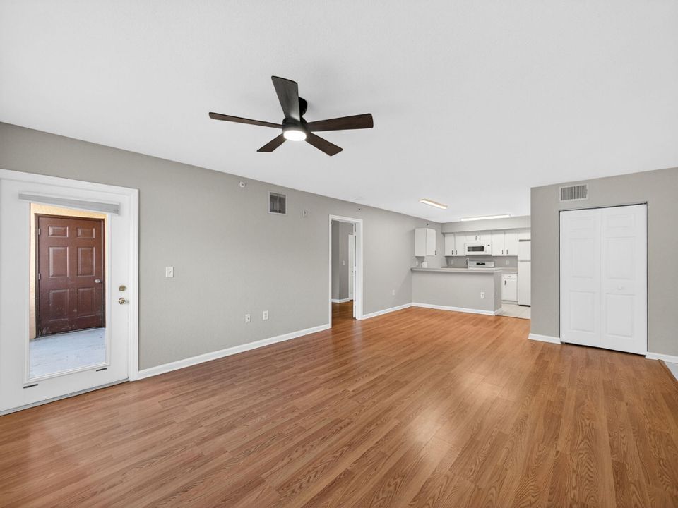 For Rent: $2,100 (3 beds, 2 baths, 1321 Square Feet)