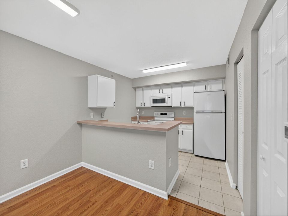 For Rent: $2,100 (3 beds, 2 baths, 1321 Square Feet)