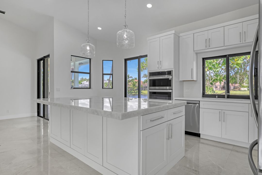 En Venta: $3,599,000 (4 camas, 3 baños, 3000 Pies cuadrados)