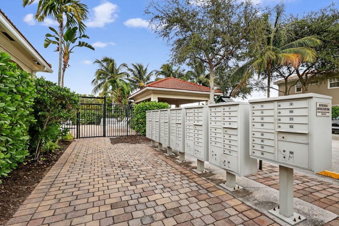 For Sale: $635,000 (4 beds, 2 baths, 2592 Square Feet)