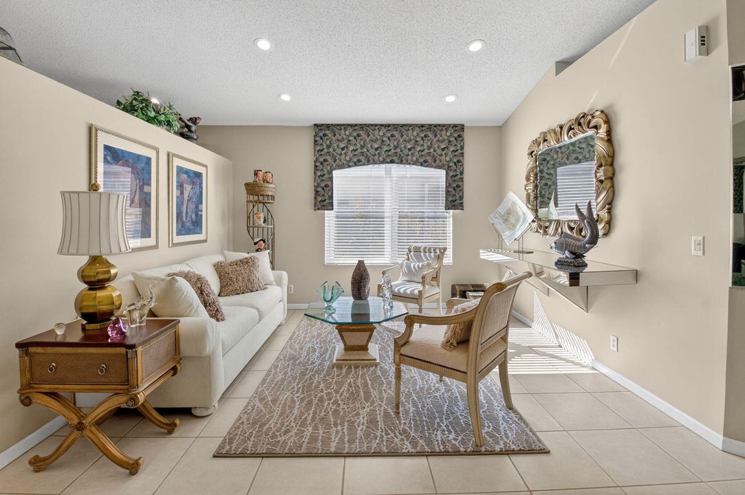 Activo con contrato: $370,000 (3 camas, 2 baños, 1705 Pies cuadrados)