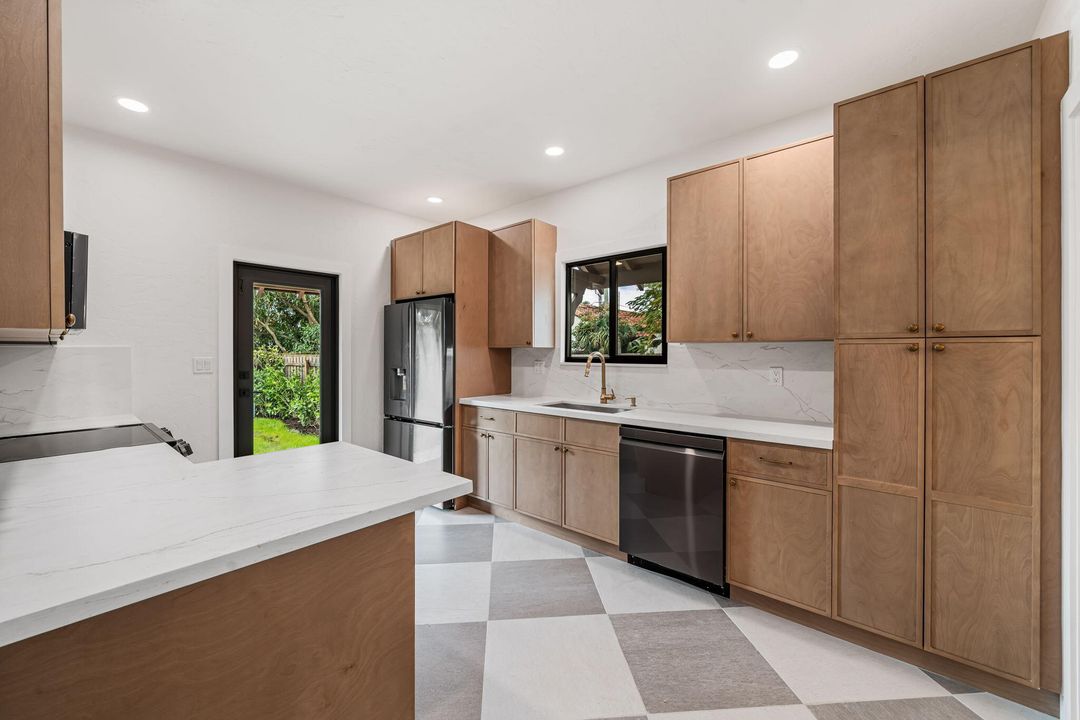 For Sale: $1,100,000 (2 beds, 1 baths, 1247 Square Feet)