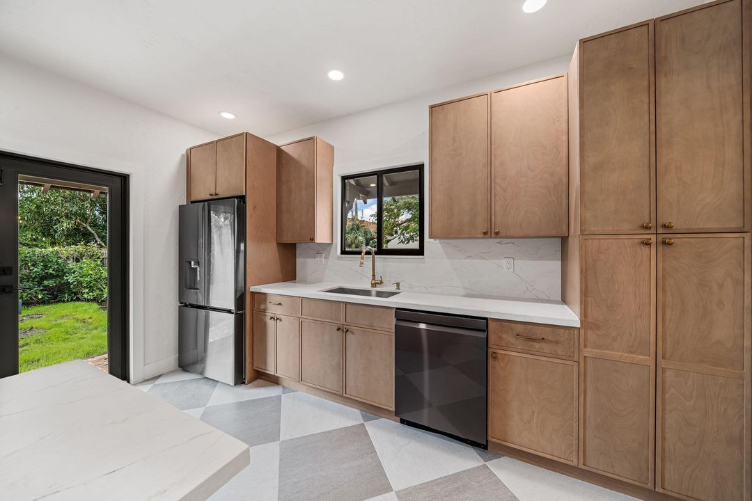 For Sale: $1,100,000 (2 beds, 1 baths, 1247 Square Feet)