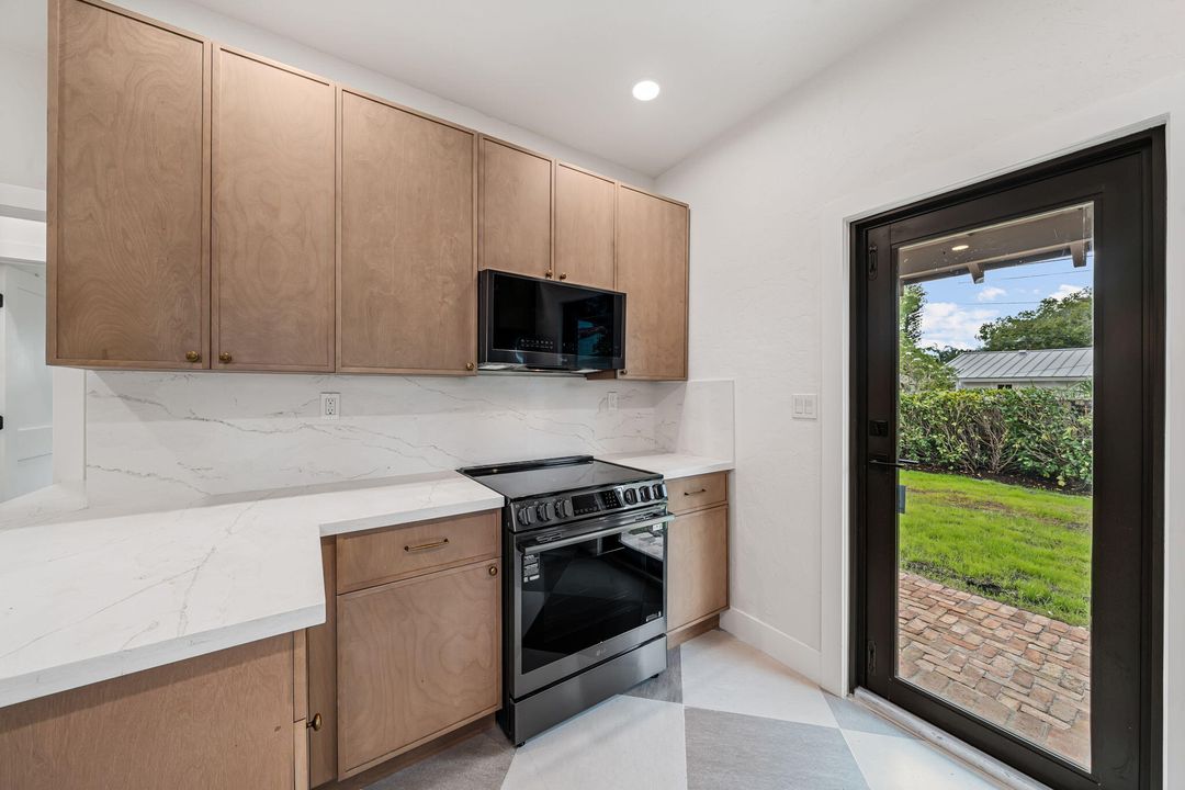 For Sale: $1,100,000 (2 beds, 1 baths, 1247 Square Feet)