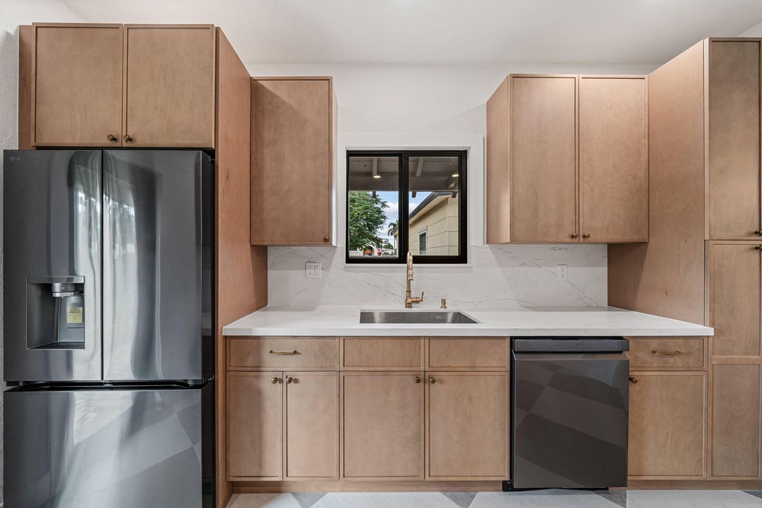 For Sale: $1,100,000 (2 beds, 1 baths, 1247 Square Feet)