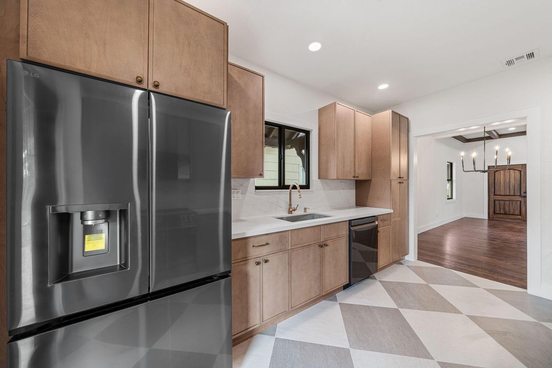 For Sale: $1,100,000 (2 beds, 1 baths, 1247 Square Feet)