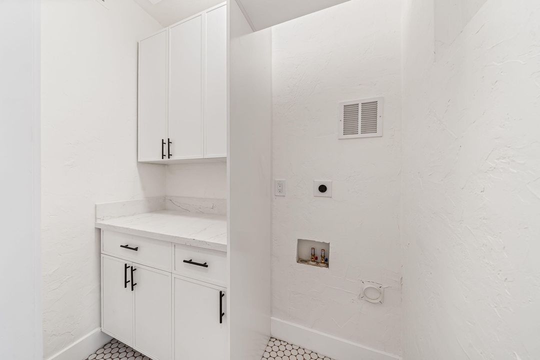 For Sale: $1,100,000 (2 beds, 1 baths, 1247 Square Feet)