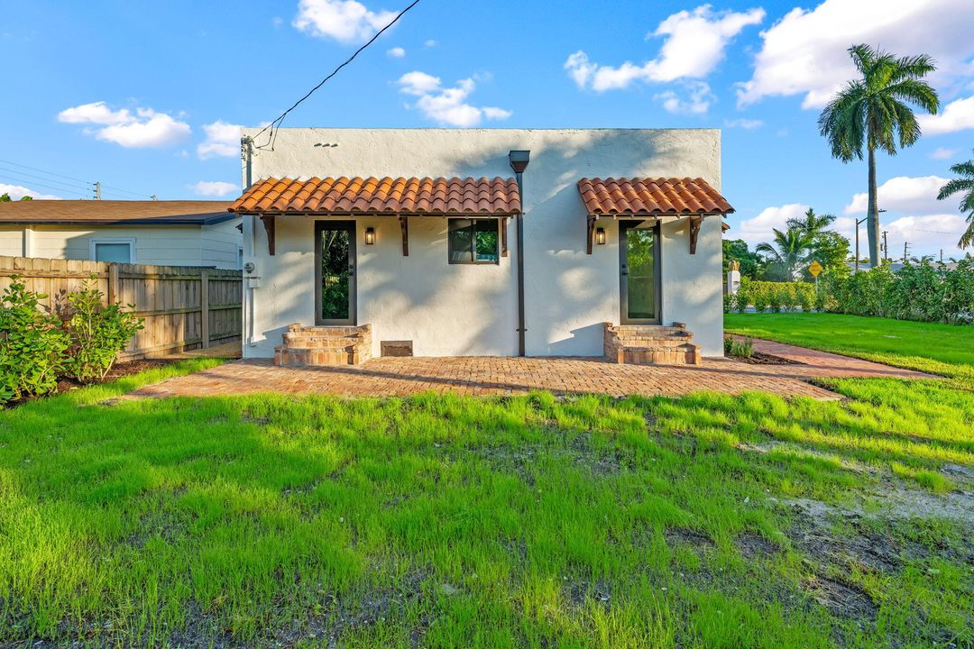 For Sale: $1,100,000 (2 beds, 1 baths, 1247 Square Feet)