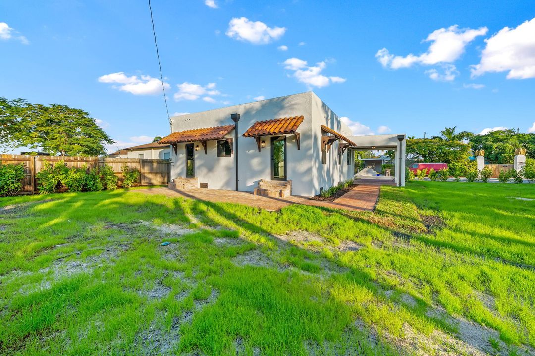 For Sale: $1,100,000 (2 beds, 1 baths, 1247 Square Feet)