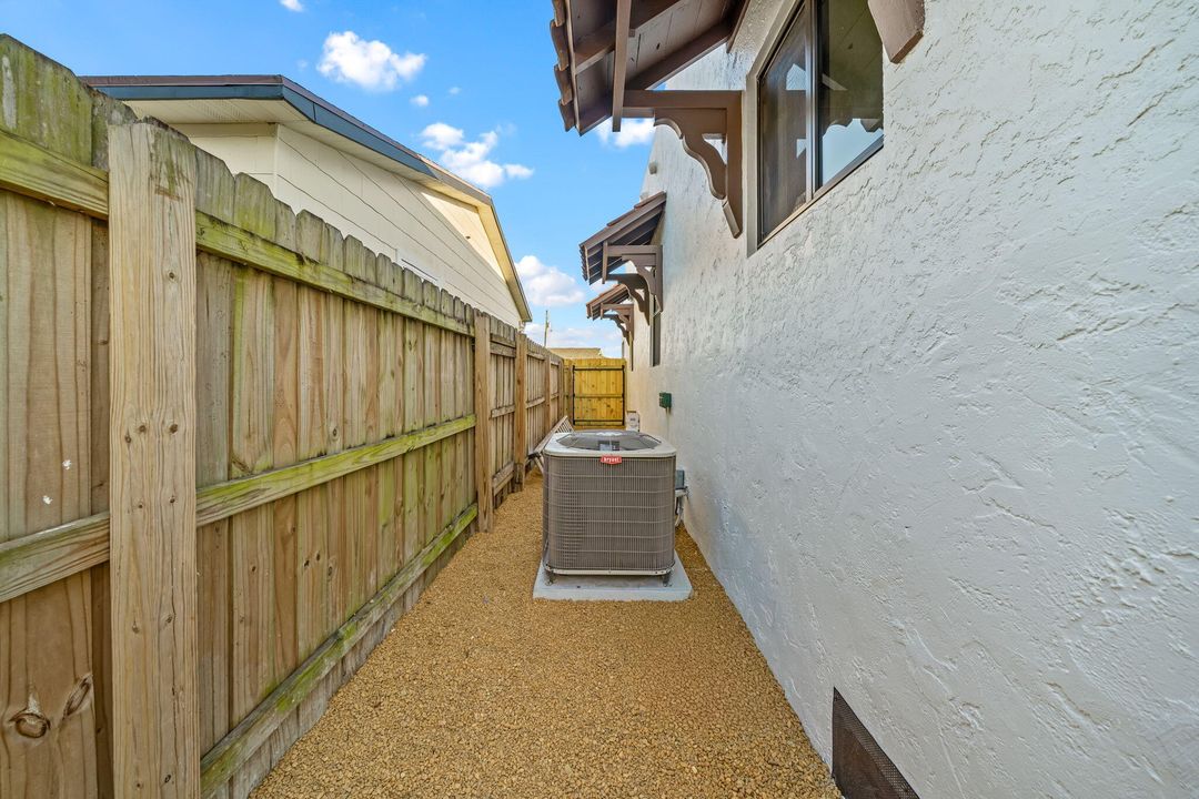 For Sale: $1,100,000 (2 beds, 1 baths, 1247 Square Feet)