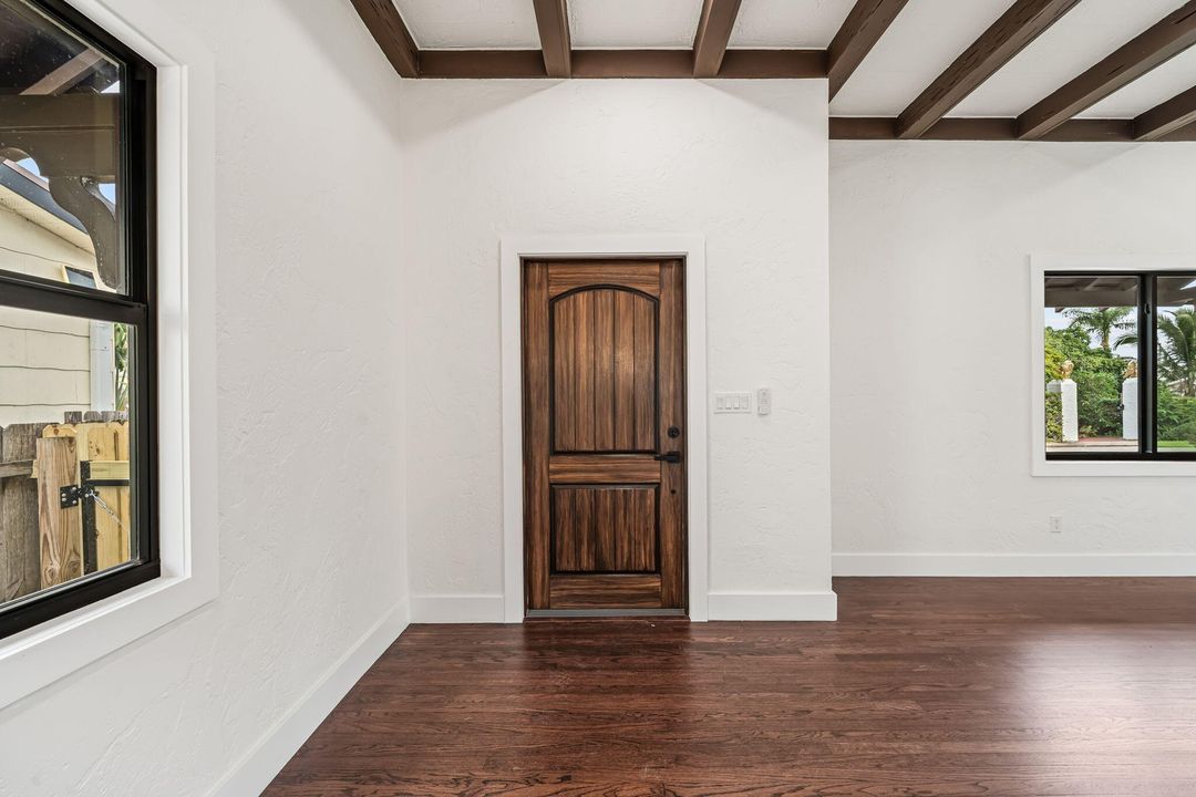 For Sale: $1,100,000 (2 beds, 1 baths, 1247 Square Feet)