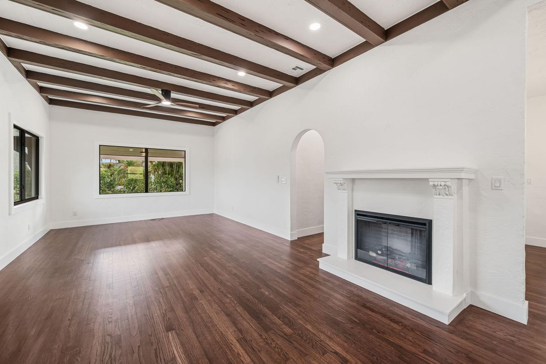 For Sale: $1,100,000 (2 beds, 1 baths, 1247 Square Feet)