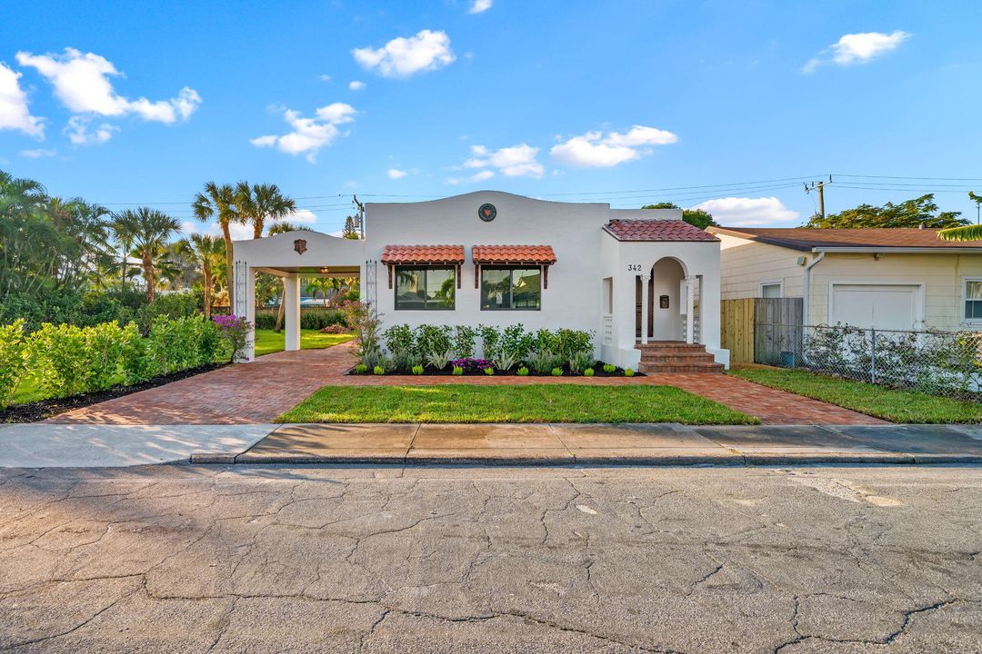 For Sale: $1,100,000 (2 beds, 1 baths, 1247 Square Feet)