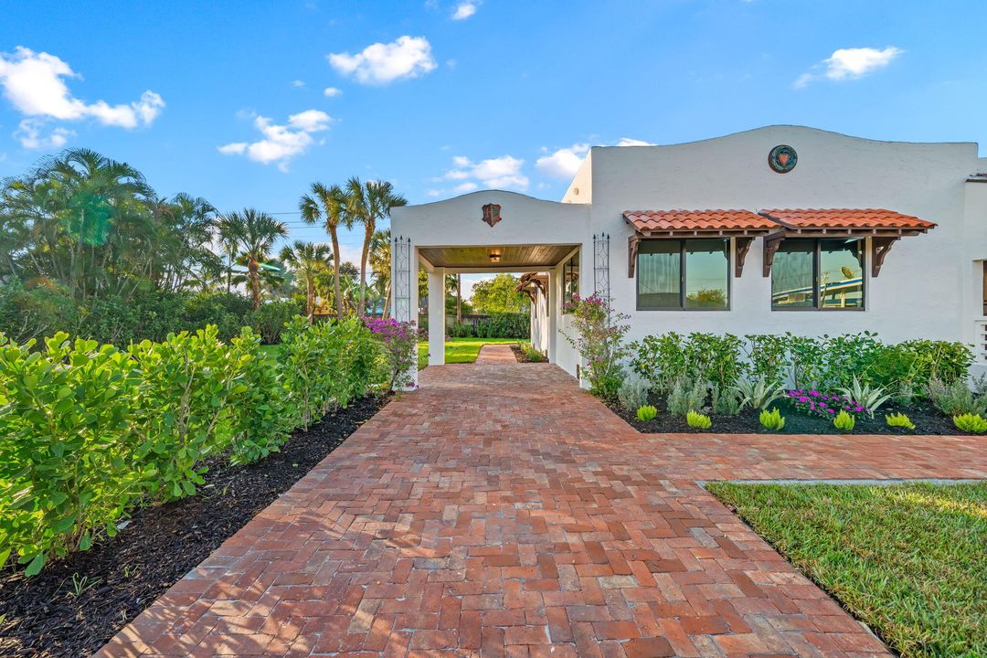 For Sale: $1,100,000 (2 beds, 1 baths, 1247 Square Feet)